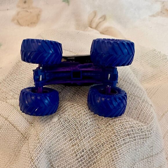 Monster Jam Mohawk Warrior 1:64
Scale Die-Cast Monster Truck -Great Clips - Picture 6 of 7